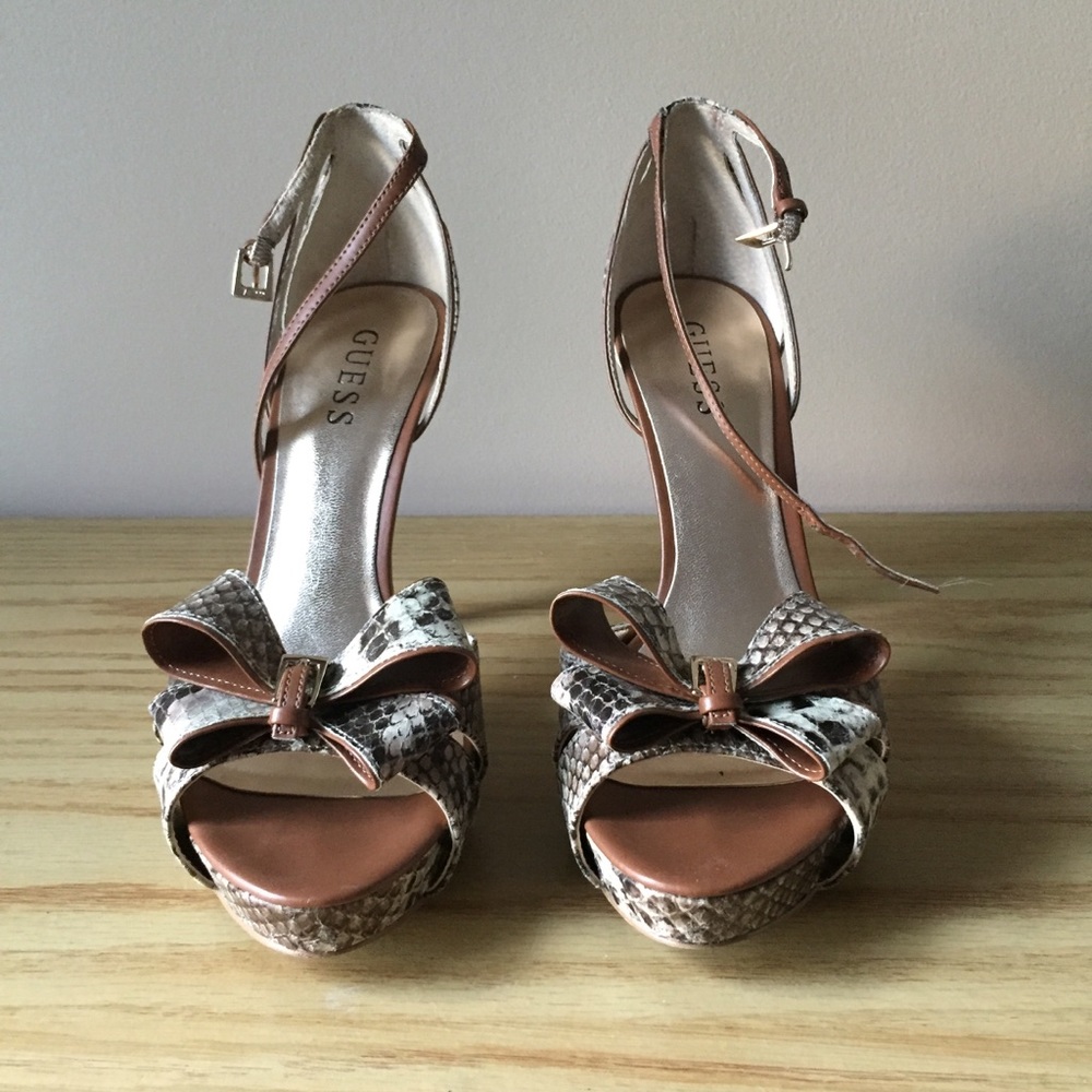 💫? GUESS ?💫 Faux Snake Skin Pumps - Picture 3 of 7